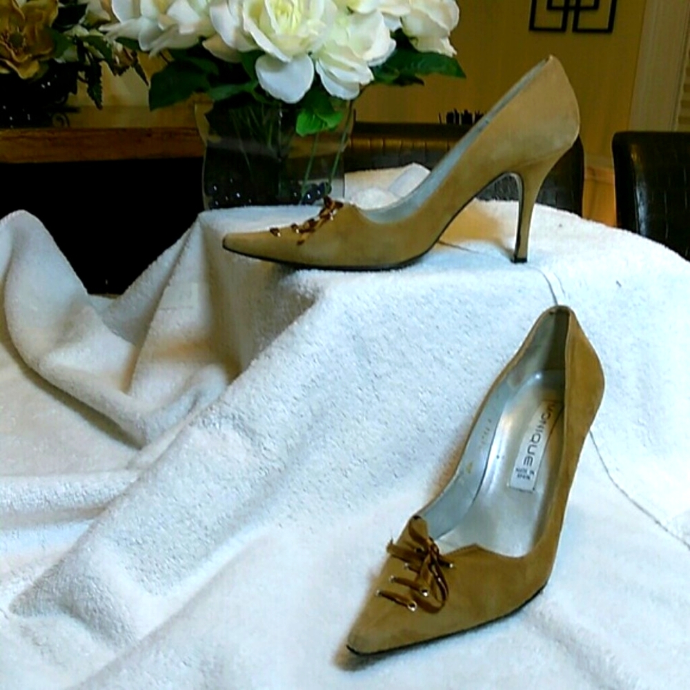 Monique heels suede with bow tie in the front
